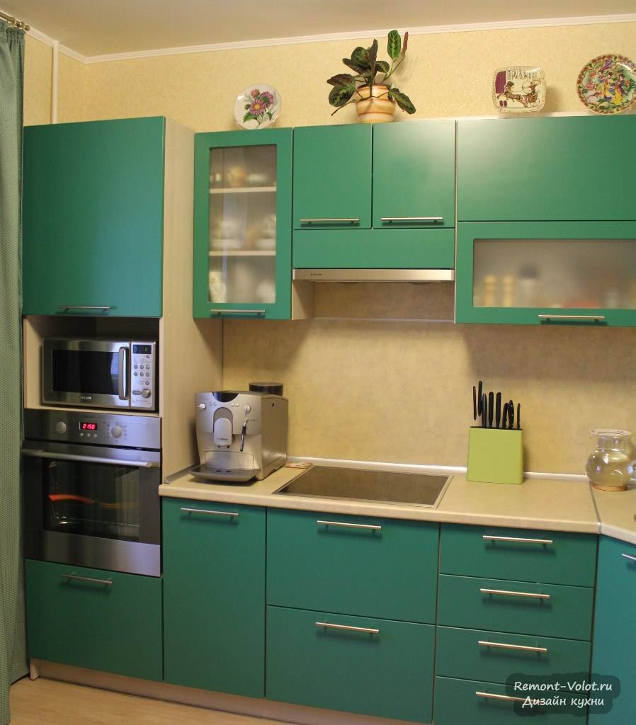 Угловая кухня с матовыми зелеными фасадами за 3900$