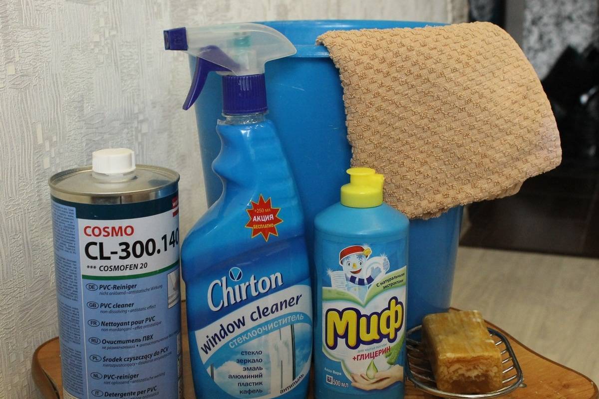Чем мыть глянцевые натяжные потолки без разводов в домашних условиях и матовые
