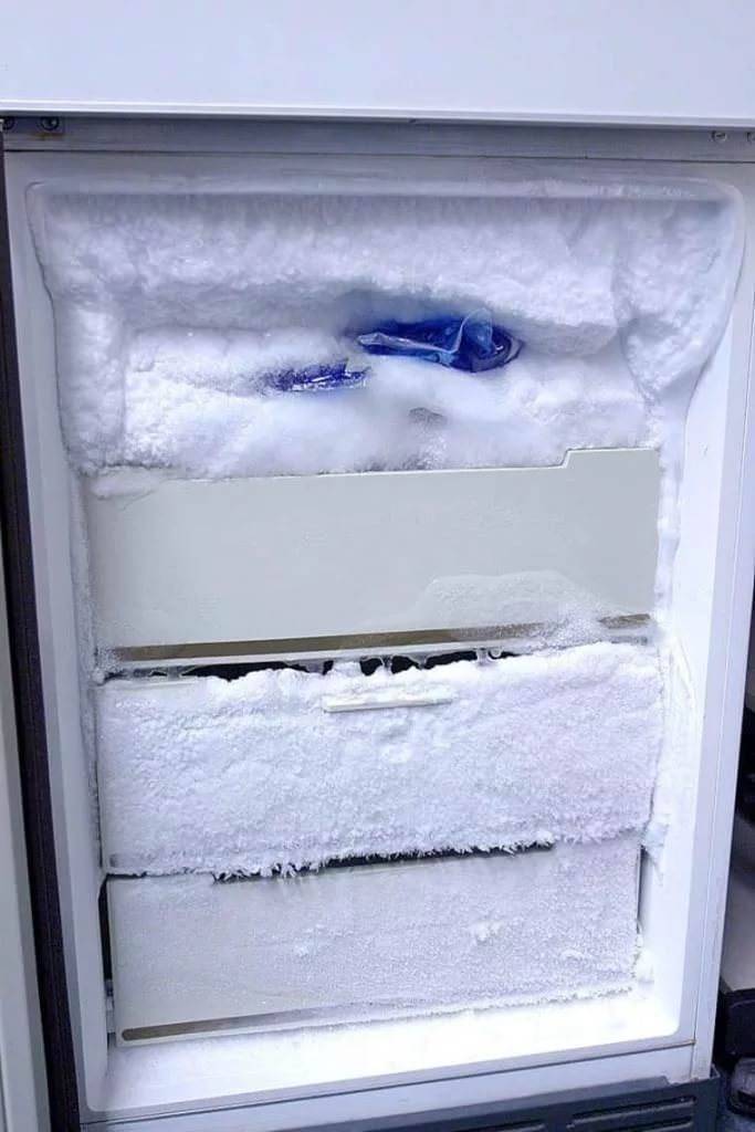 Холодильник в снегу — как его спасти: почему намерзает лед на задней стенке