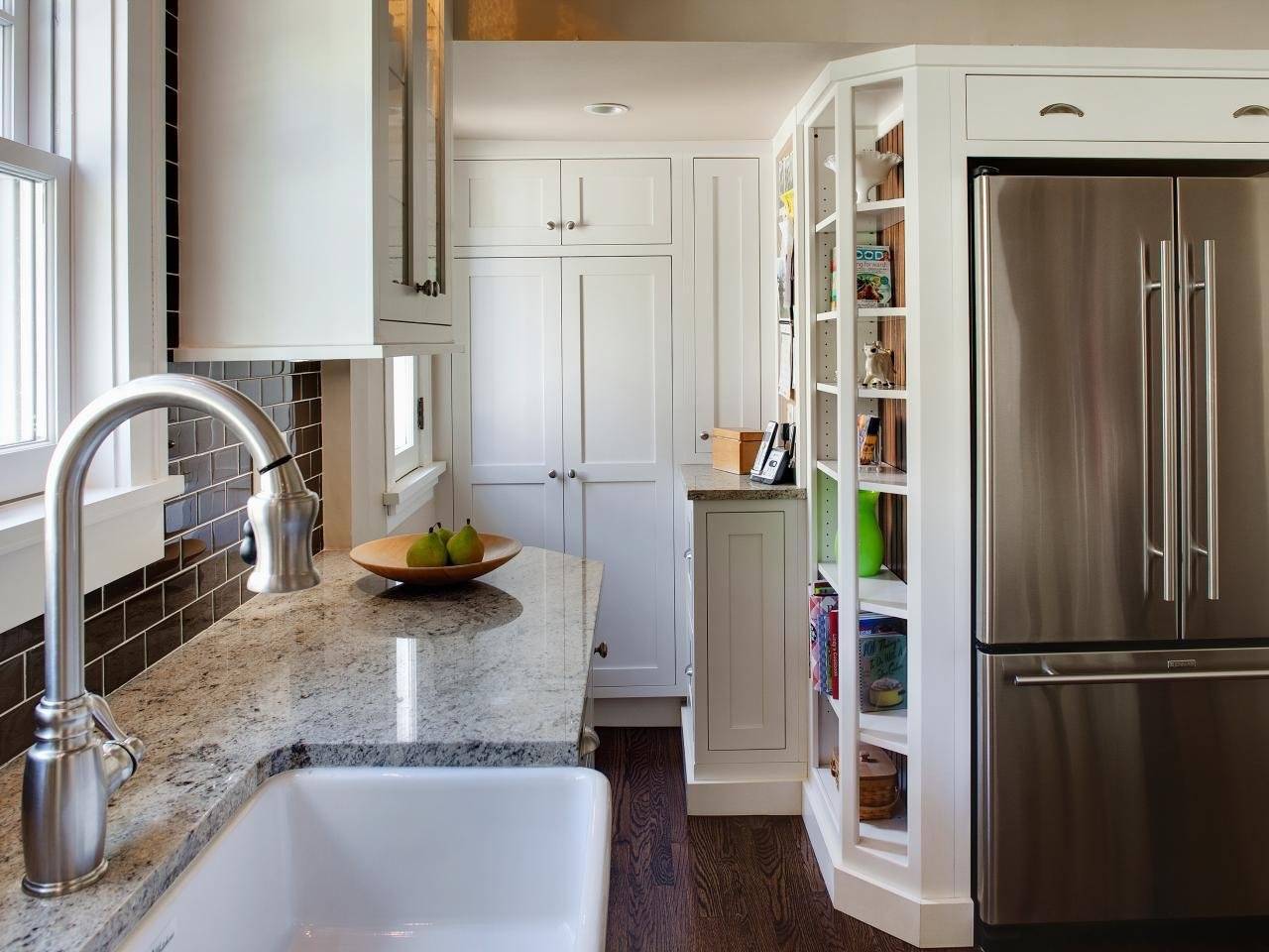 Маленький холодильник на кухне: идеи, фото, расположение.