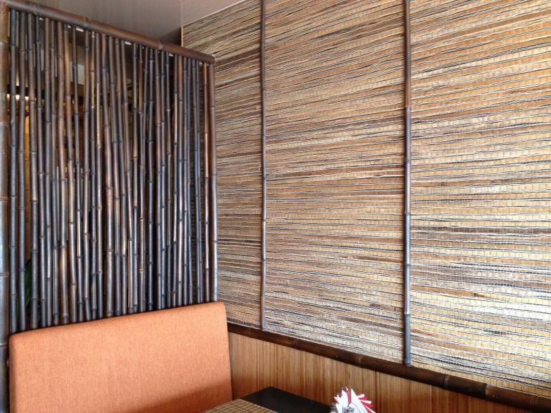 Бамбуковые стены купить. Бамбуковое полотно. Бамбуковое полотно в интерьере. Бамбуковые панели в интерьере. Отделка стен бамбуковым полотном.