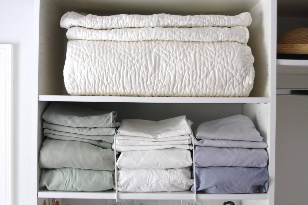 Как компактно сложить постельное бельё: порядок, как правильно хранить