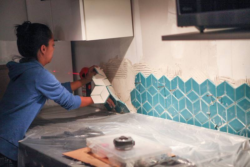 Как обновить старую плитку в ванной и кафель на кухне своими руками: практические способы