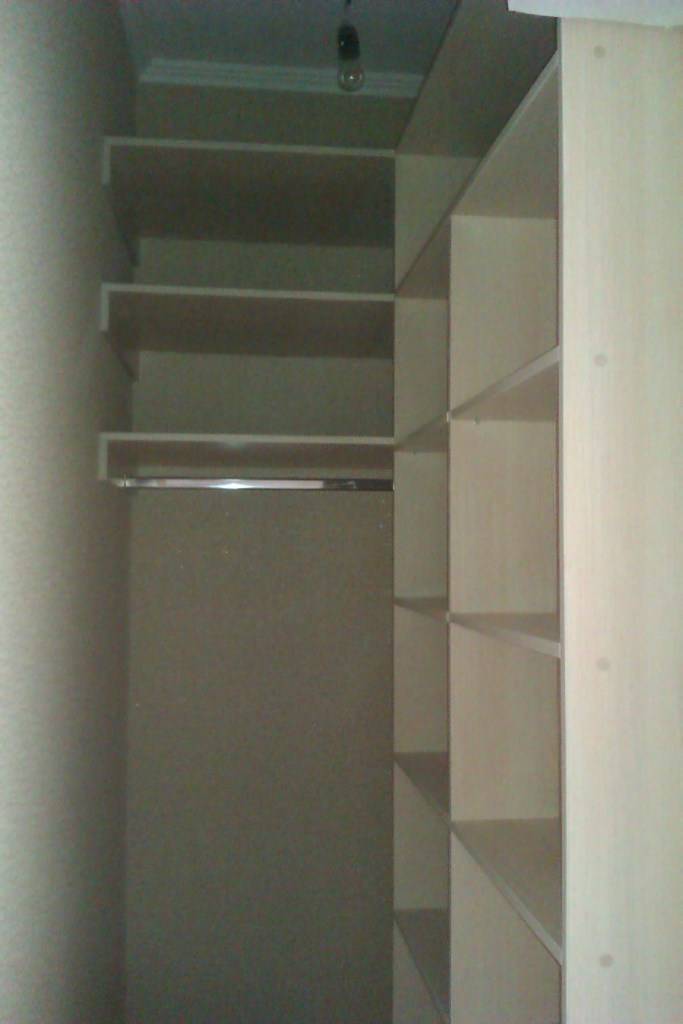 Маленькие гардеробные комнаты из кладовки: обзор +фото
