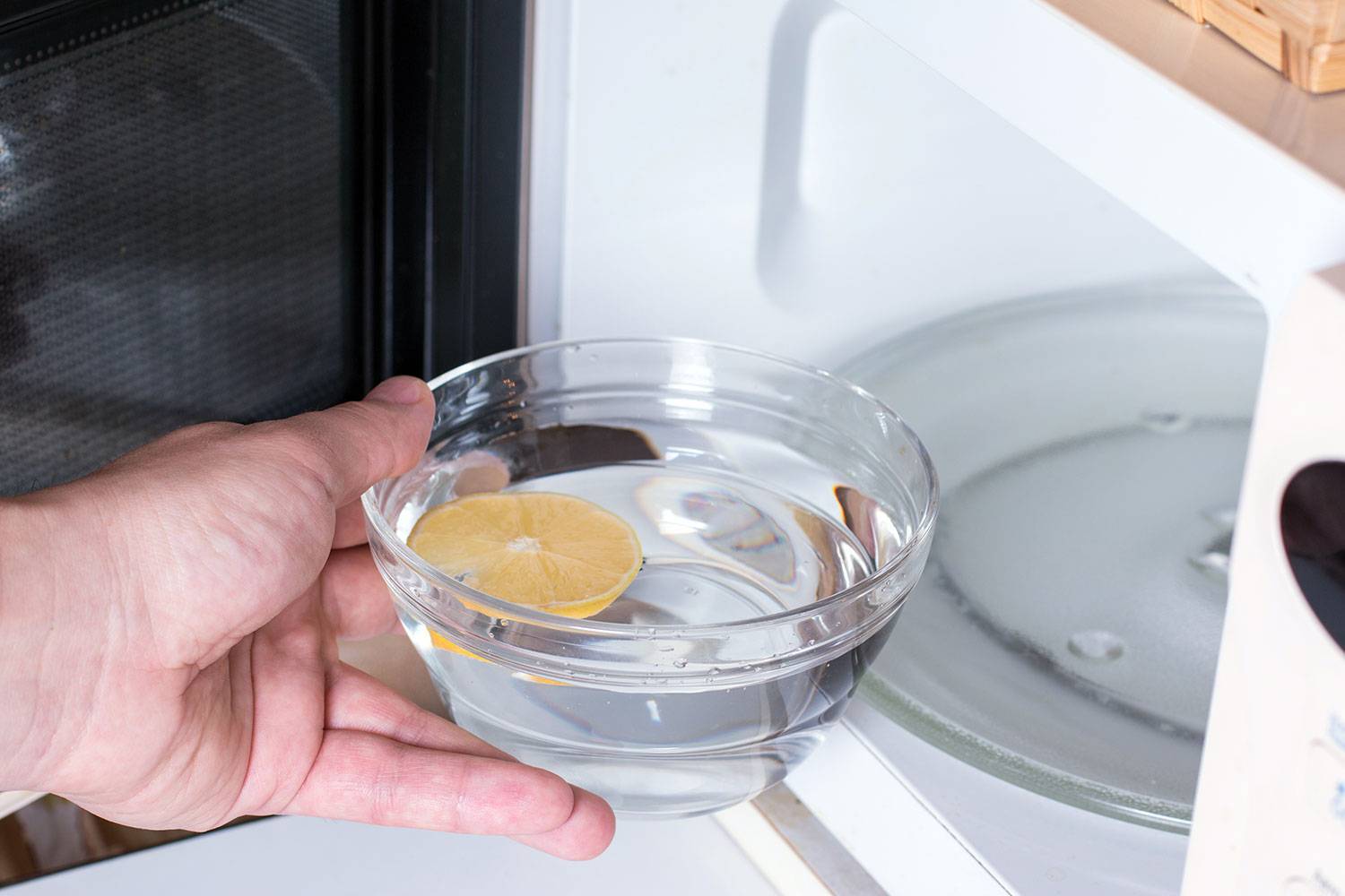 Чем отмыть жир на кухонных шкафах: средства бытовой химии, народные препараты от жирного налета
