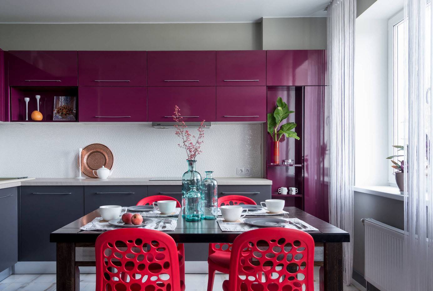 Розовая кухня с белым, серым и бежевым - 21 фото