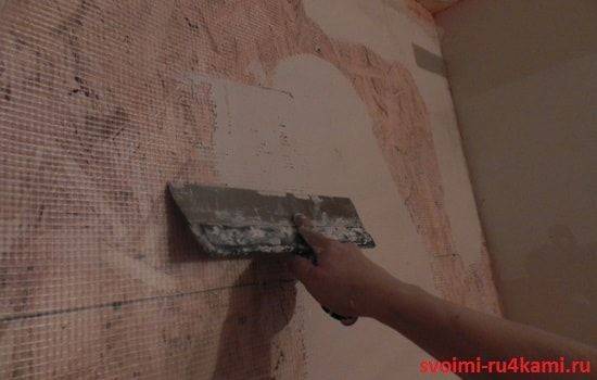 Зачем нужно шпаклевать стены под обои, как правильно это делать? примеры интерьера