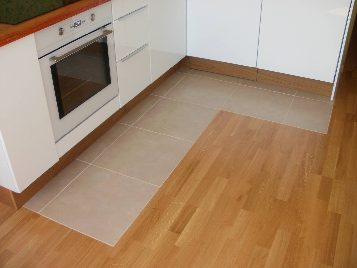 Комбинированный пол на кухне: совмещаем плитку и ламинат