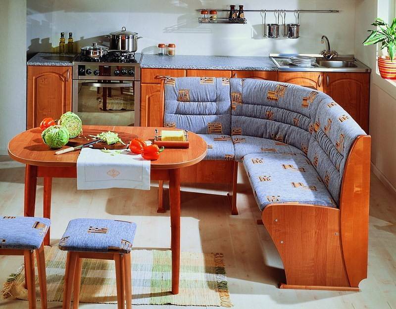 Кухня с диваном - как разместить в зоне отдыха у окна, вдоль одной стены с кухонным гарнитуром на большой кухне, напротив рабочей зоны