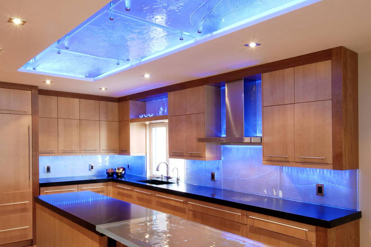 Кухня с подсветкой фото. Подсветка для кухни. Кухонный гарнитур с подсветкой. Светодиодная подсветка для кухни. Подсветка кухонного гарнитура светодиодной.