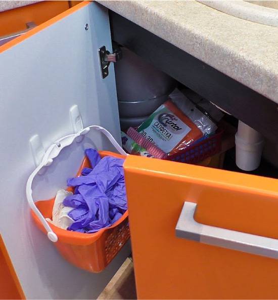 Хранение на кухне в шкафах: посуды, кастрюль, вещей, специй, продуктов, как правильно организовать в верхних ящиках, шкафчиках под мойкой, в высоких угловых напольных шкафах, идеи для системы хранения на маленькой кухне