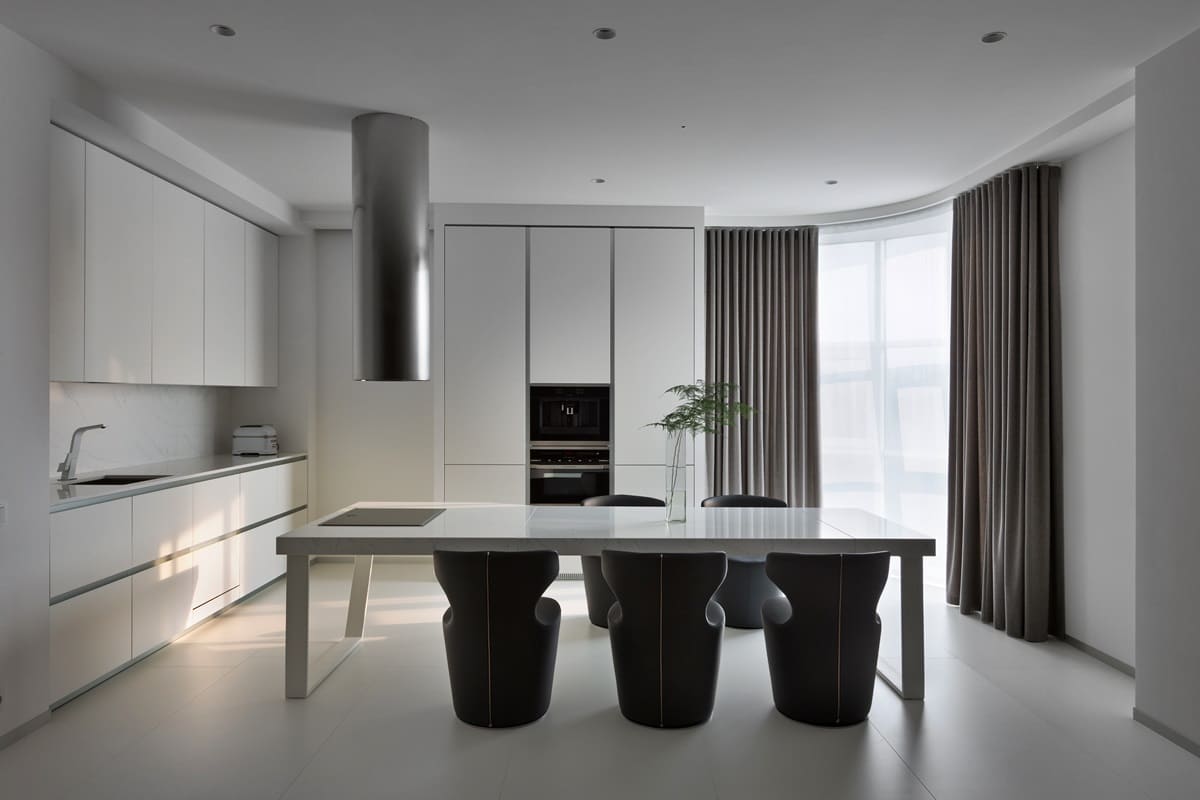 Все на своих местах: дорогая простота интерьера кухни в стиле минимализм
