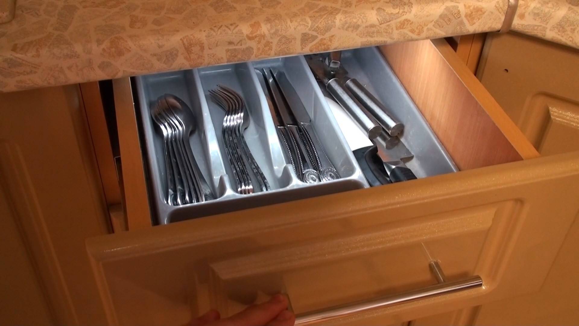 Подсветка ящика со столовыми приборами своими руками (видео)