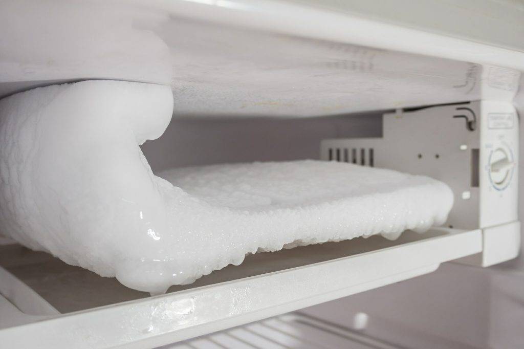 Почему в холодильнике скапливается вода? причины, способы устранения