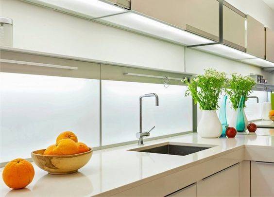 Фартук для кухни из стекла: как выбрать и установить панель