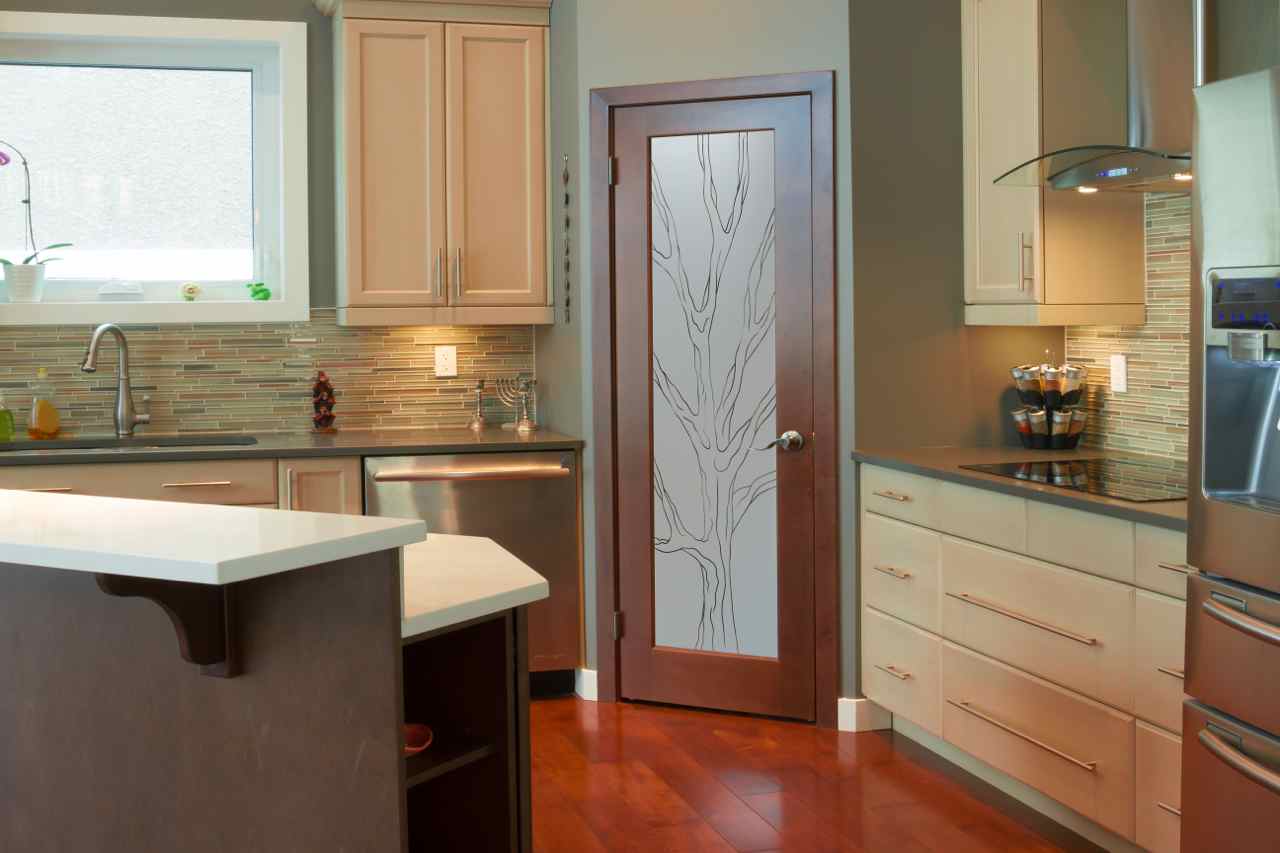 Двери на кухню - дверь на кухню со стеклом, раздвижная перегородка между кухней и гостиной, раздвижная стена, фото.