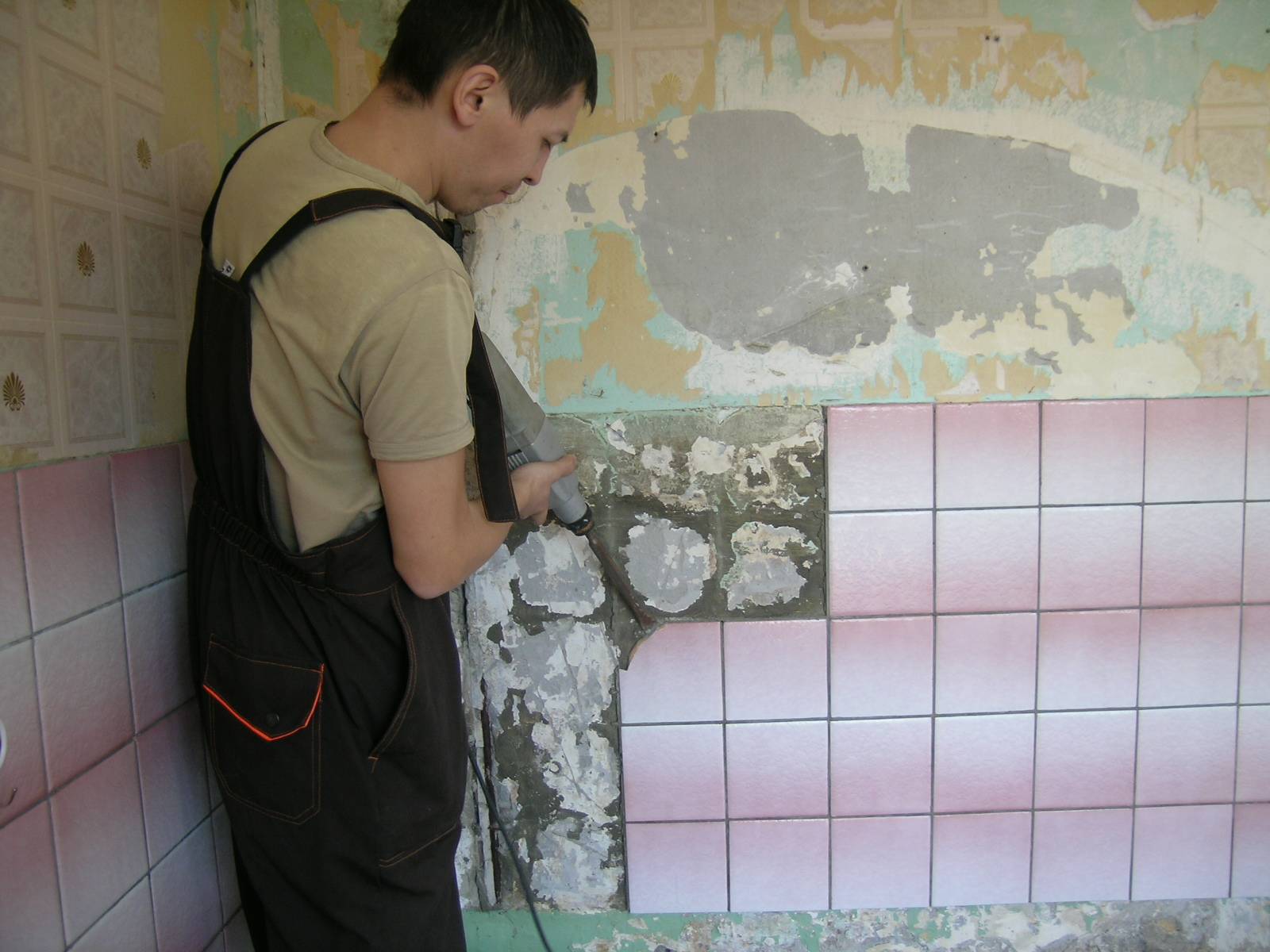 Демонтаж плитки со стены и пола: удаляем старую плитку