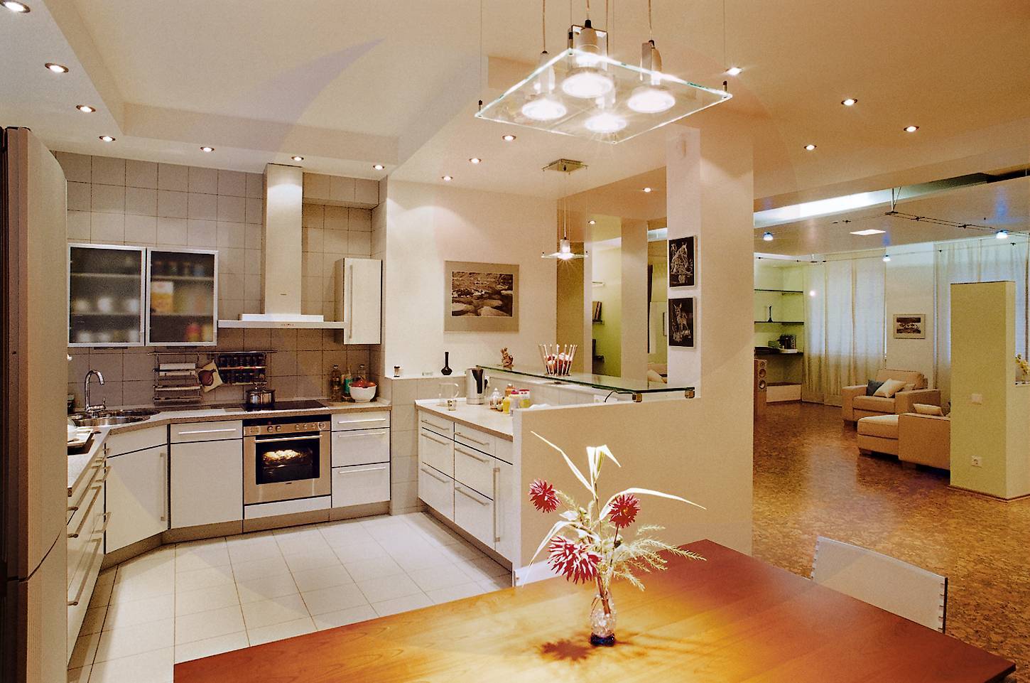 Освещение в кухне-гостиной в современном стиле: зонирование, подсветка над островом, дизайн