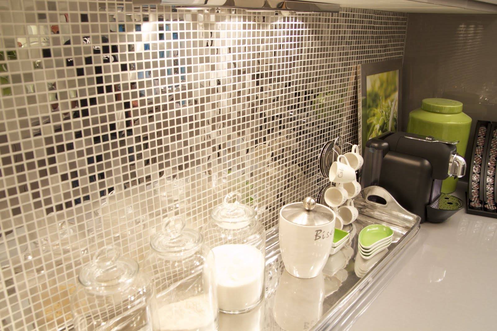 Стеклянная плитка — достоинства, виды, примеры применения в ванной и кухне (27 фото)