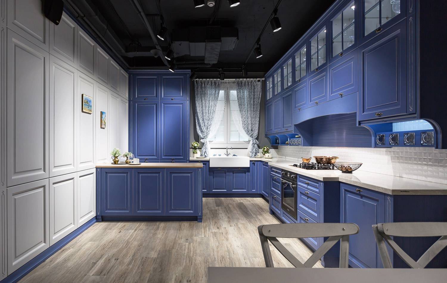 Кухня цвета индиго: сочетание синей гаммы с белым и серым в интерьере