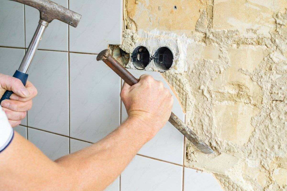 Демонтаж старой плитки со стены: возможные проблемы и их решения в процессе работы
