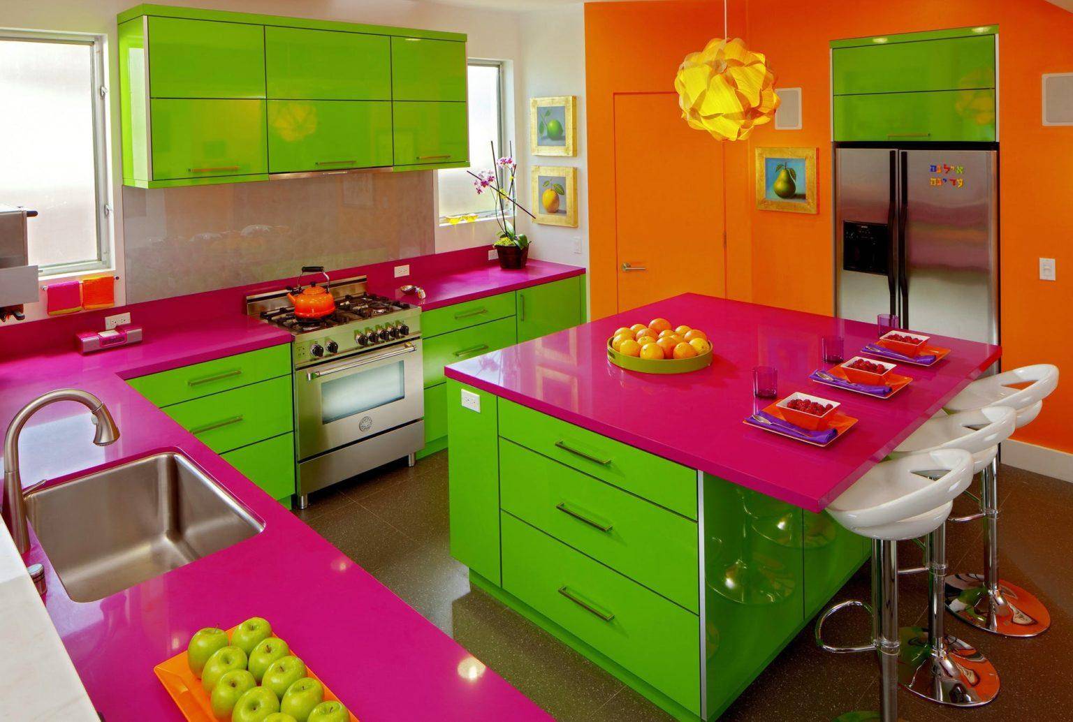 Какие цвета сочетаются на кухне. Яркий кухонный гарнитур. Цветные кухни. Разноцветная кухня. Кухня в салатовом цвете.