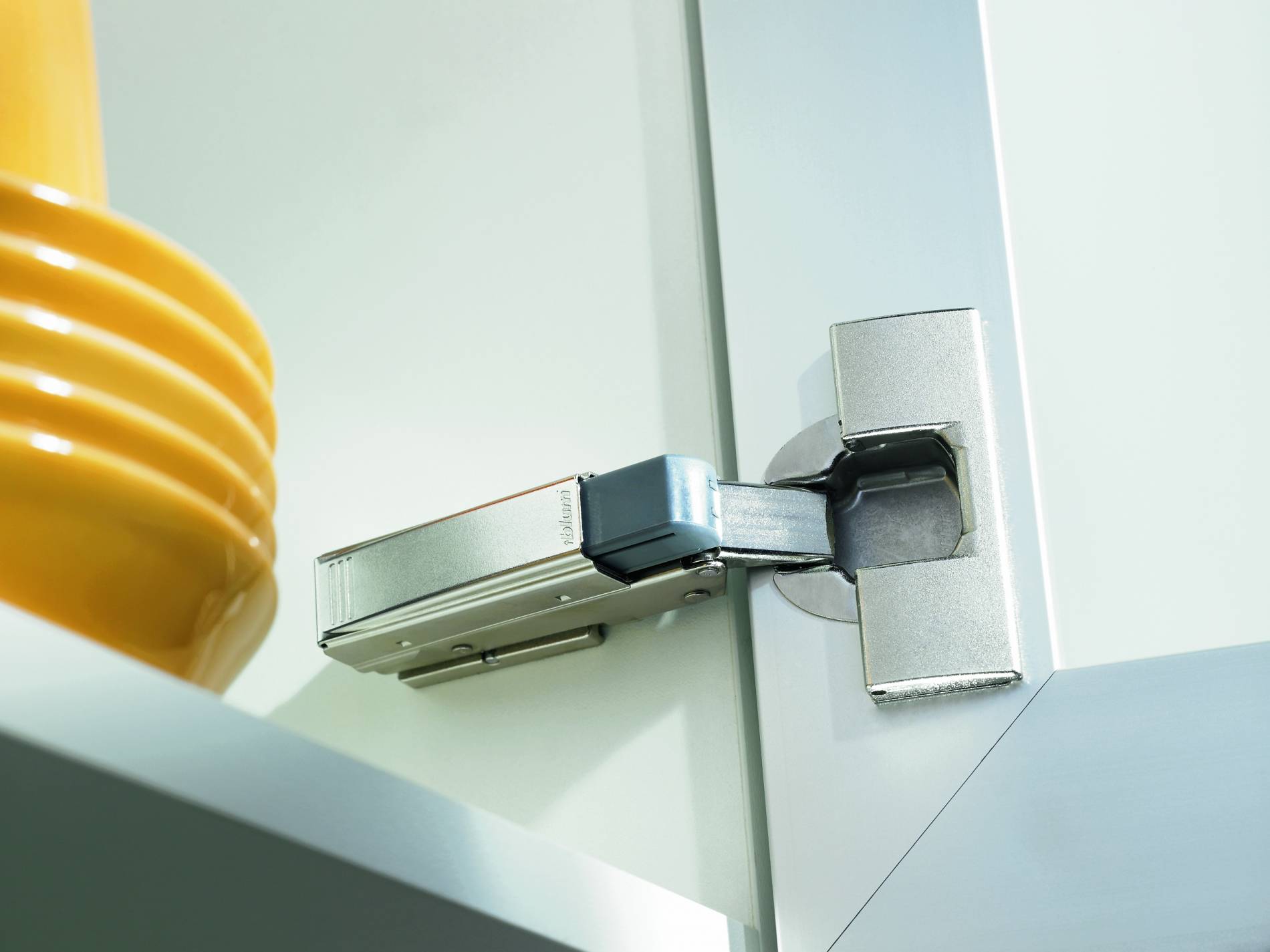 Доводчики для кухонных шкафов, принцип действия и правила установки