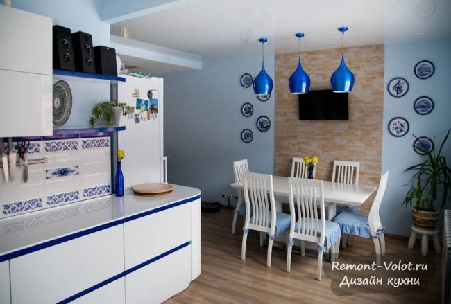 Дизайн белой кухни 12 кв м с синим акцентом и расписным фартуком