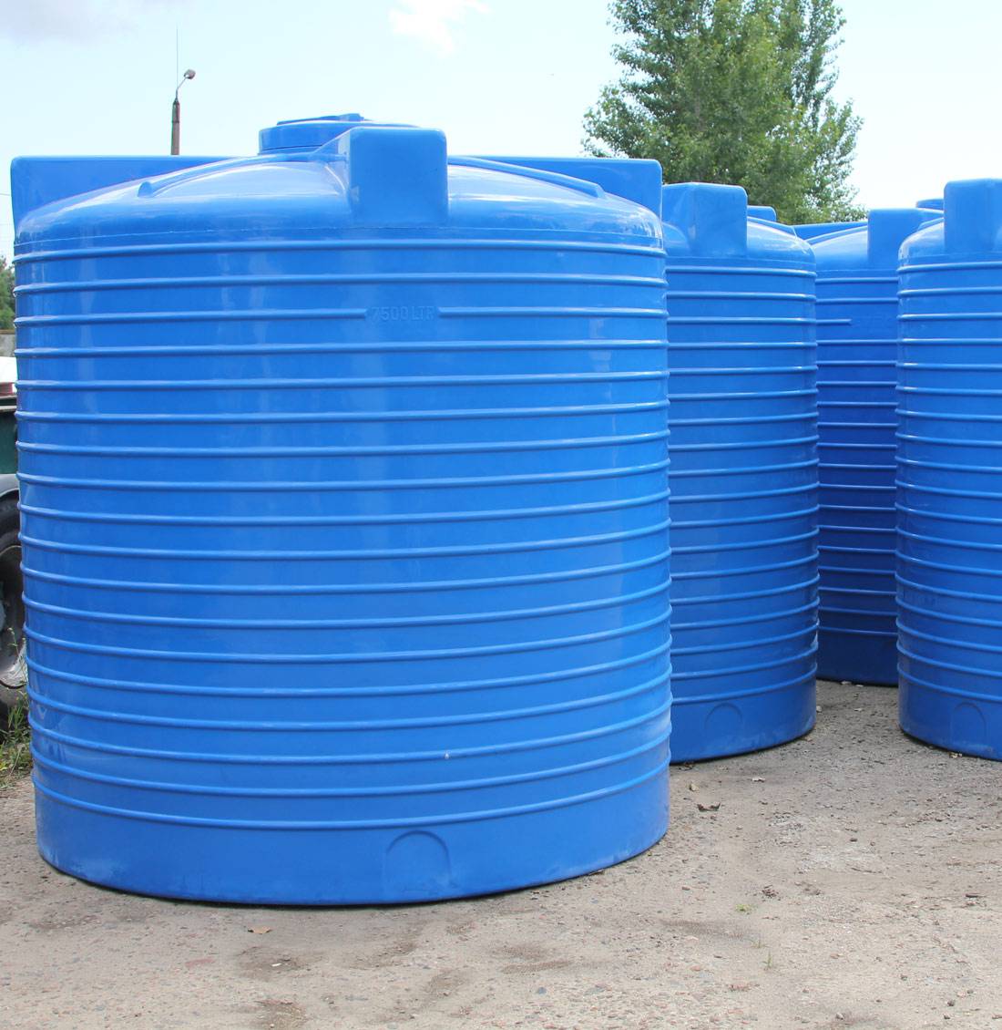 Баки для воды для полива. Емкость для воды 10куб 2320х2500. Ёмкость для воды 2000л на дачу. Емкость для сбора дождевой воды. Резервуар для воды пластиковый.