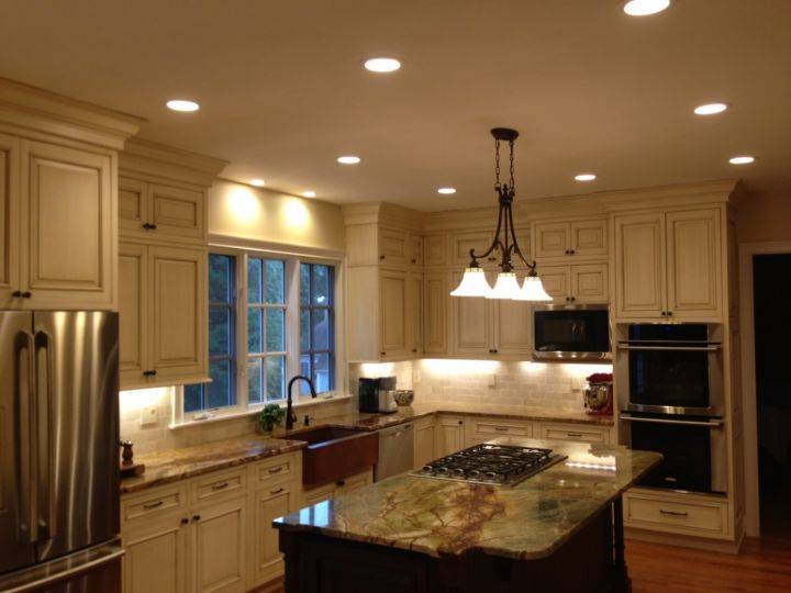 Освещение на кухне с натяжным потолком: 50+ фото удачных примеров