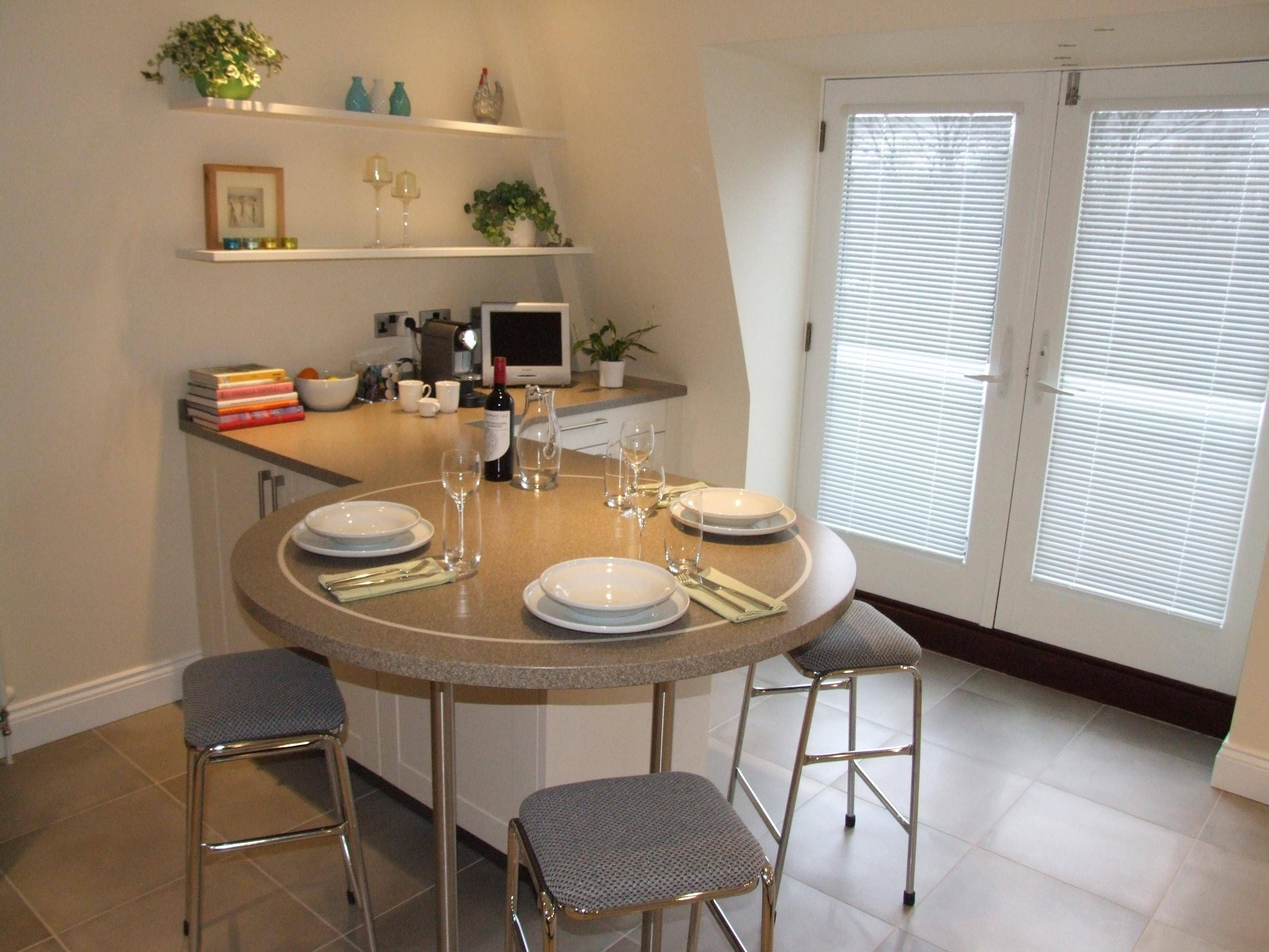 Кухонные столы для маленькой кухни: какой стол и стулья выбрать для малогабаритной кухни