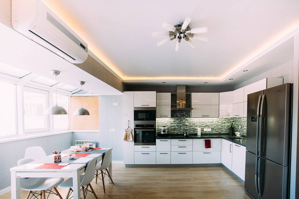 Варианты отделки потолка на кухне: виды конструкций, цвет, дизайн, освещение, фигурные формы