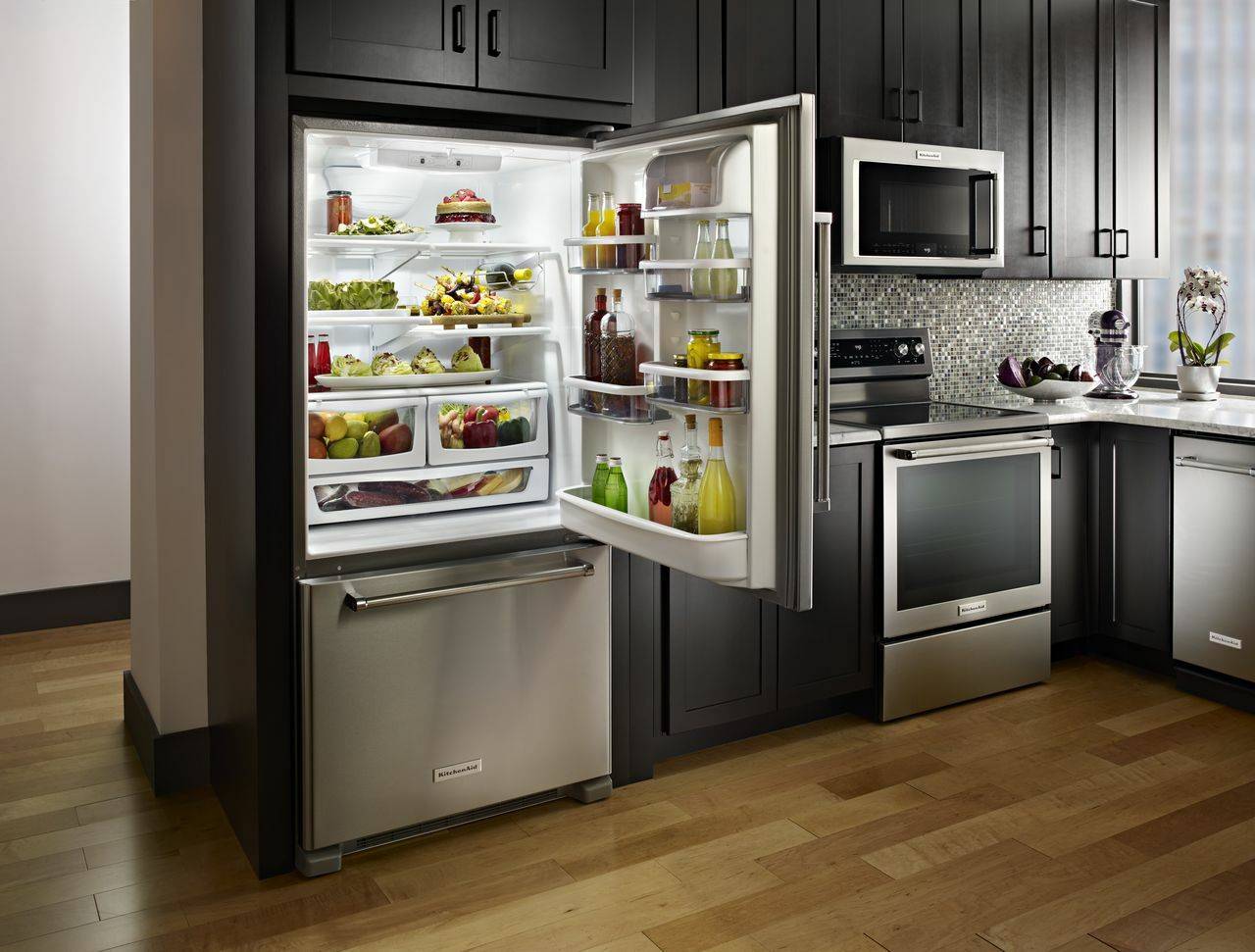 Большие холодильники: самые объемные встраиваемые модели
