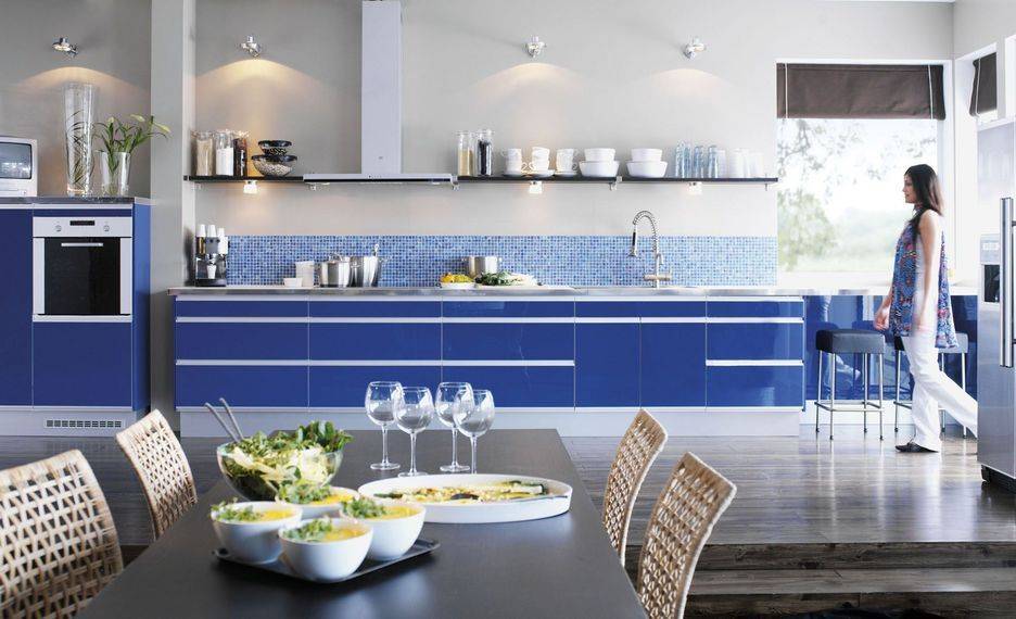 Синяя кухня: дизайн кухонного матового гарнитура в классическом интерьере