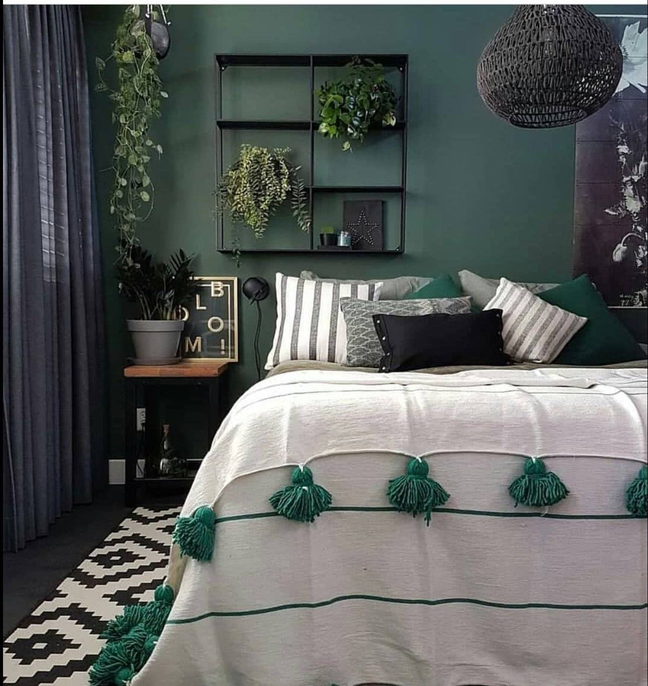 Изумрудно серый цвет. Изумруд зеленая Королева. Зеленая спальня. Спальня в Земляном цвете. Спальня в зеленом цвете.