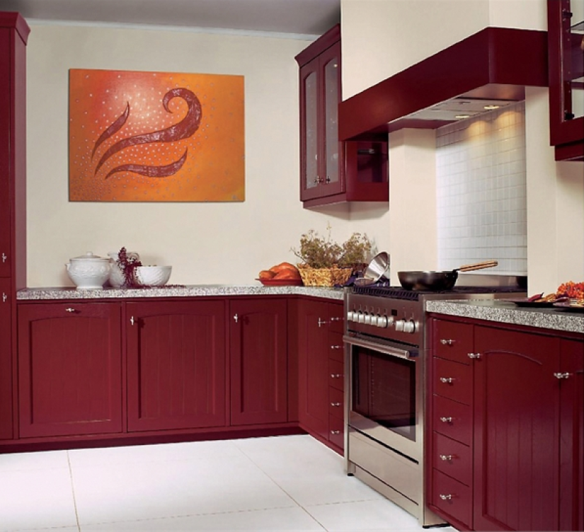 Бордовая кухня с белым, черным, серым, бежевым цветами, фото в интерьере