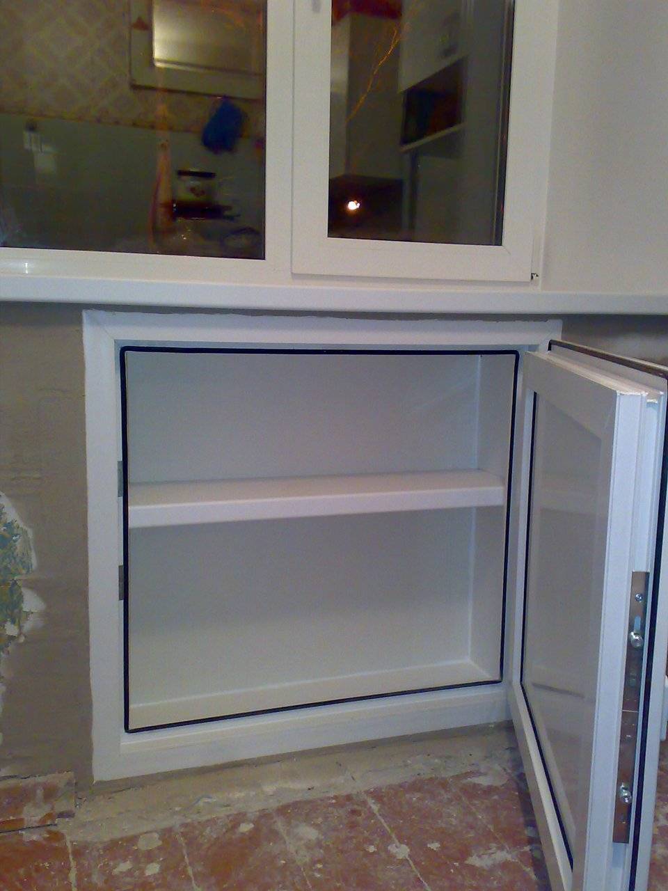 Как сделать холодильник под окном