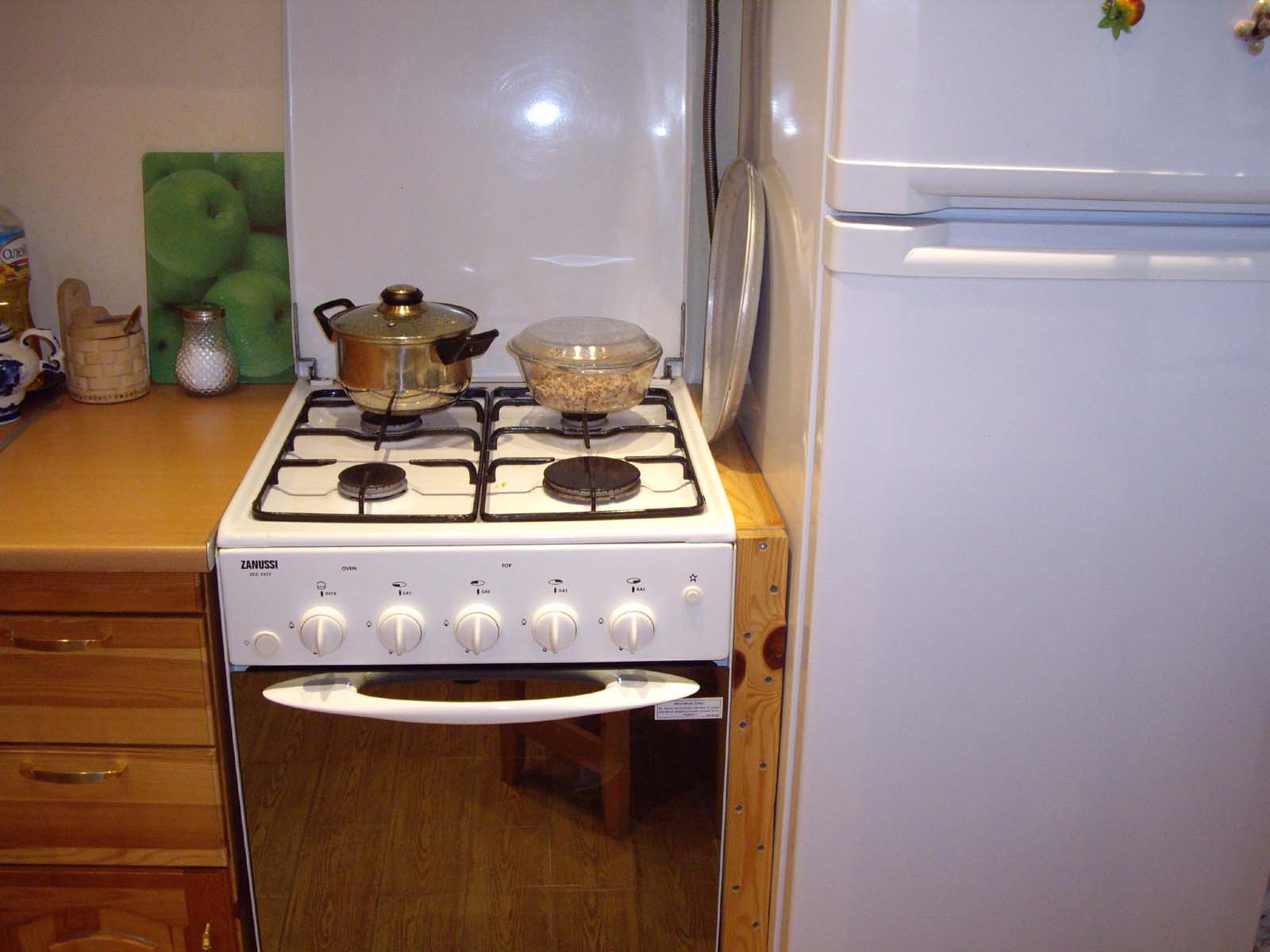 Можно ли холодильник и газовую плиту поставить рядом? требования к минимальным расстояниям между техникой