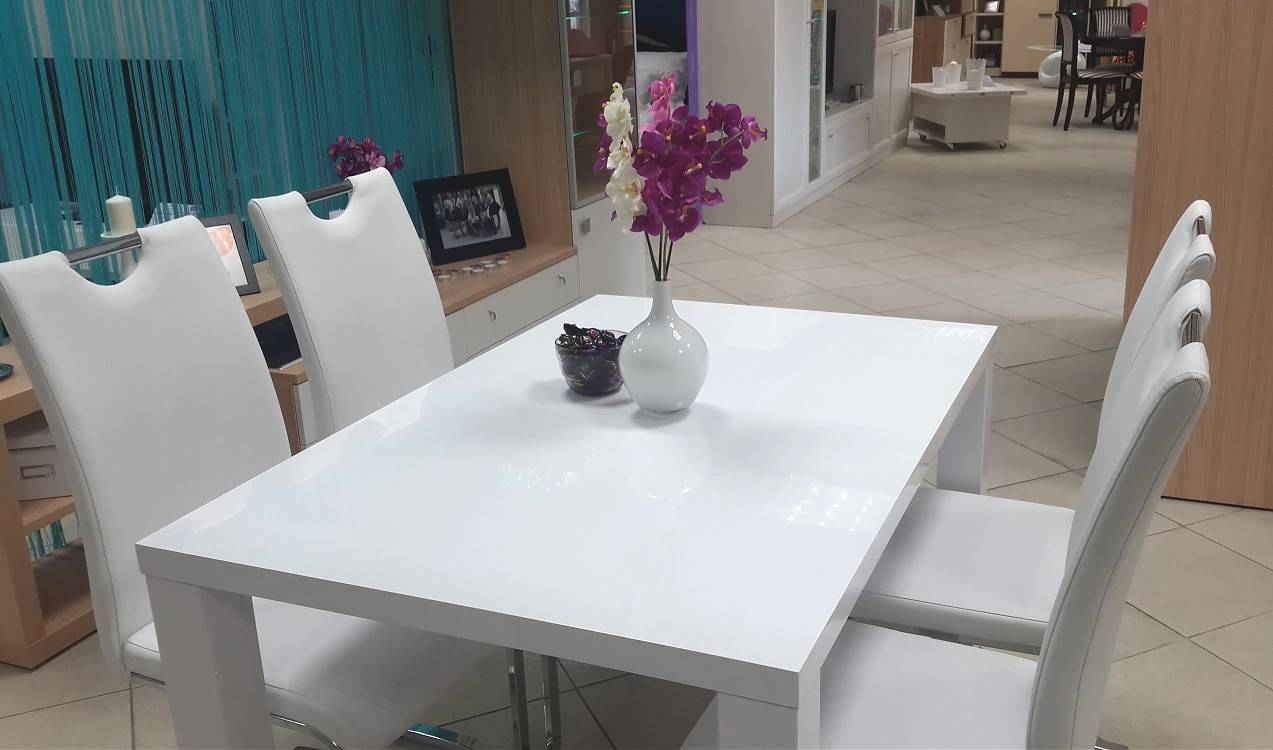 Обеденный стол белого цвета – выразительная деталь кухни в любом стиле