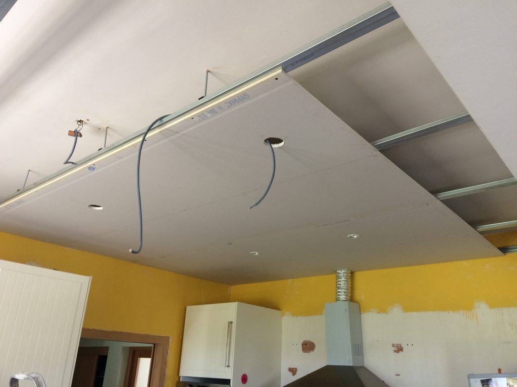 Двухуровневый потолок на кухне: натяжной, из гипсокартона и комбинированный, виды потолков