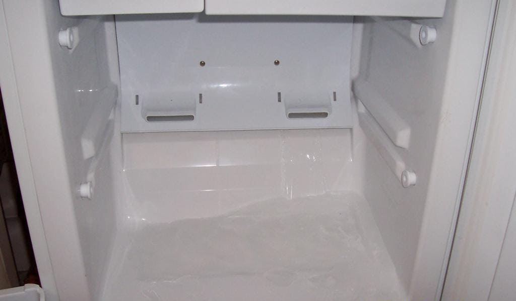 Откуда берется сырость в холодильнике и как устранить причину ее появления?