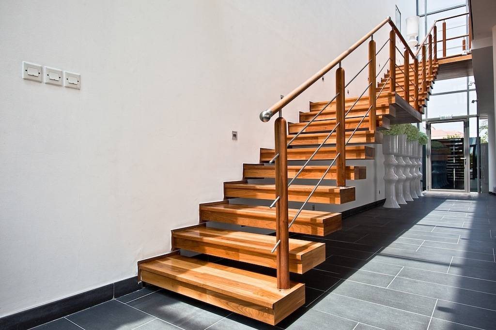 Обшивка лестницы на металлокаркасе: выбор материала, монтаж