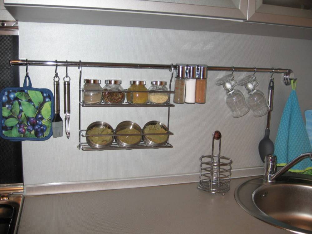 Рейлинг на кухне в интерьере: реальная кухня - 12 фото