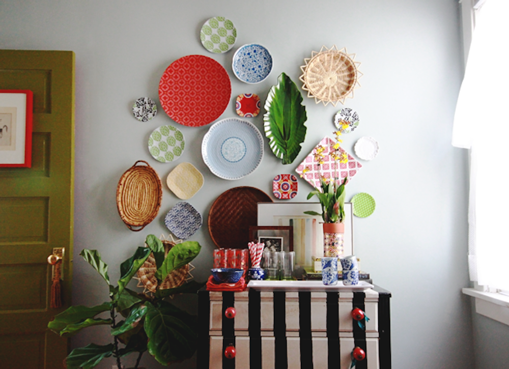 Тарелки на стену: оформление интерьера кухни декоративными тарелками (117 фото-идей). нюансы составления красивых композиций на стене