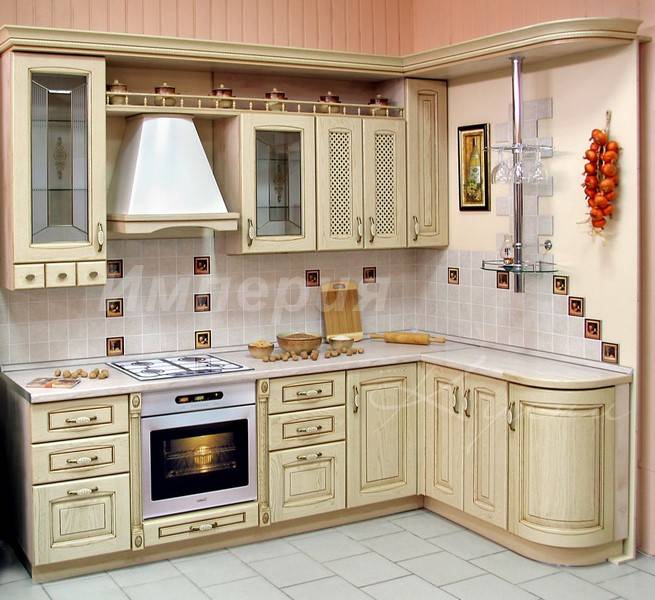 Угловая кухня - фото углового кухонного гарнитура в г образной кухне, углового шкафа на маленькую кухню.