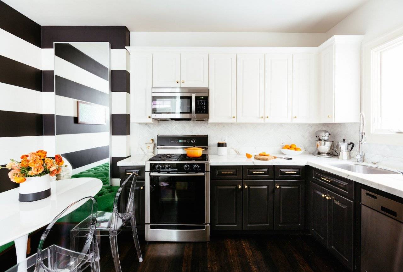 Черно-белая кухня, преимущества дизайна - фото примеров
