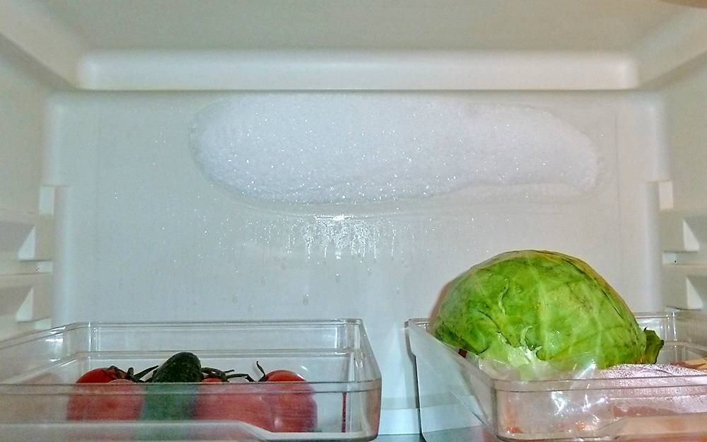 Вода в холодильнике скапливается под ящиками, почему