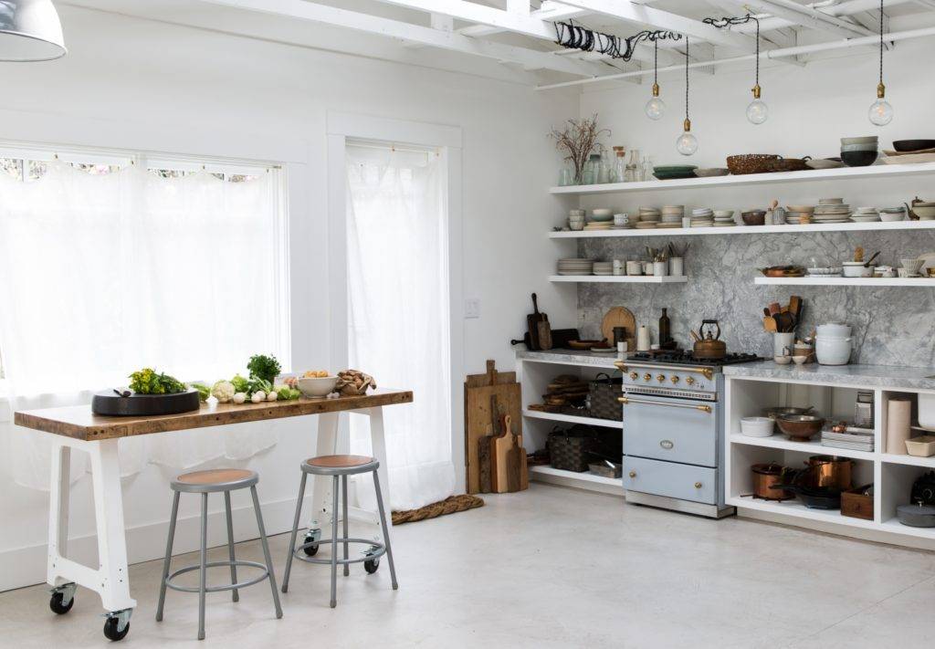 Set up the kitchen. Кухня в фотостудии.