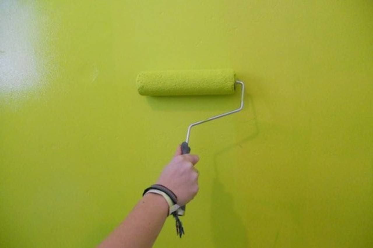 Водоэмульсионная краска по побелке: инструкция как наносить, можно ли красить водоэмульсионным покрытием, видео, фото