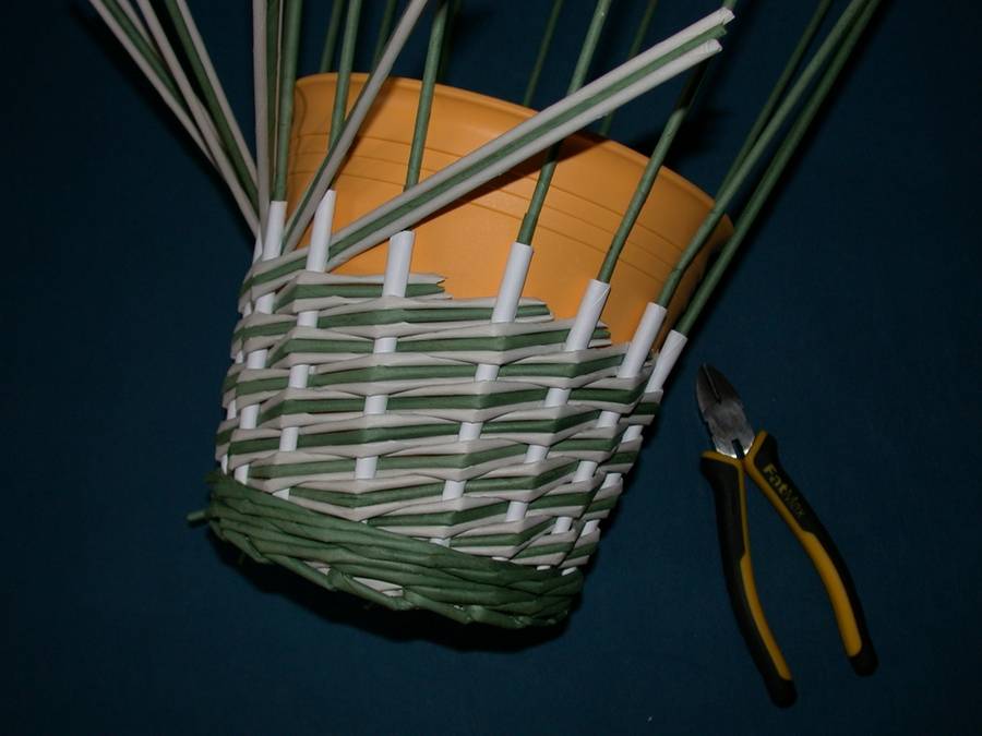 Плетение из бумаги для мастеров и начинающих. плетение корзин из бумаги